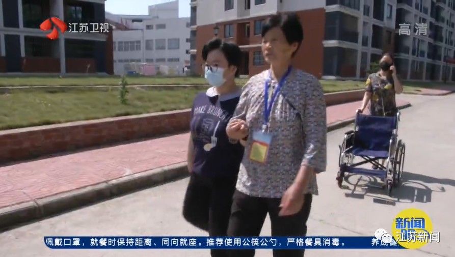 杨钰桐|12年求学路跌倒无数次，脑瘫女孩带着外婆大学报到！学校送上定制宿舍