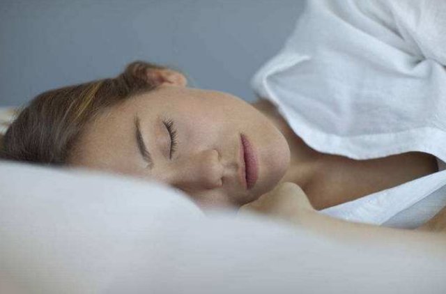 不论男女，睡前把生姜涂脚底，坚持一段时间，或会收获3大好处