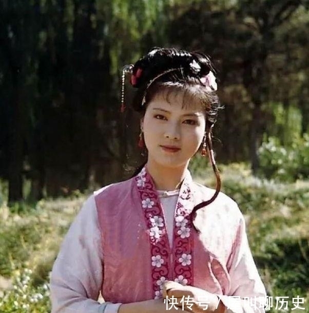 黛玉&袭人端来一碗茶,宝钗半杯漱口,剩下半杯黛玉饮尽,里头奥妙太多