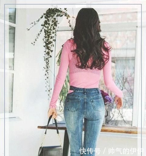 牛仔短裤 小姐姐紧身牛仔裤穿着优雅,搭配简洁,显得更时尚、更美观