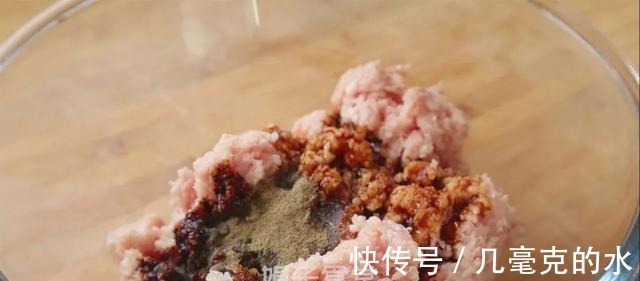 包子这样做,柔软鲜嫩,不用揉面、不用擀皮,做法简单又营养!