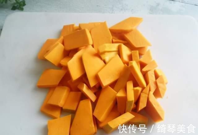 熬小米粥时,外行人只会用清水,牢记这3点,粥香浓黏稠,米油厚