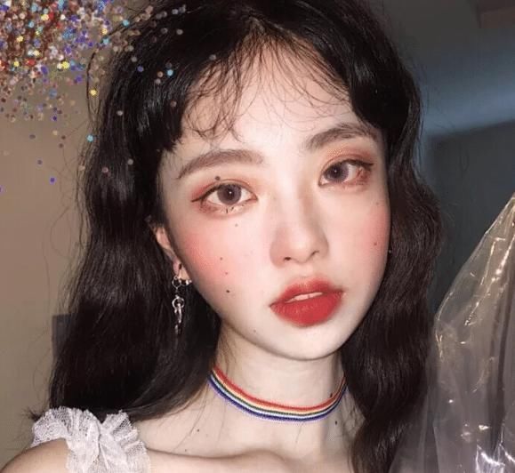 qq空间|男生眼中“超单纯”的女孩,都有这3特点,难怪桃花运会这么强