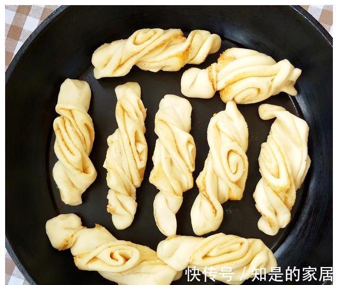 吃腻|吃腻了馒头,试试这款香煎小油卷,表皮松软底部酥脆,无敌美味
