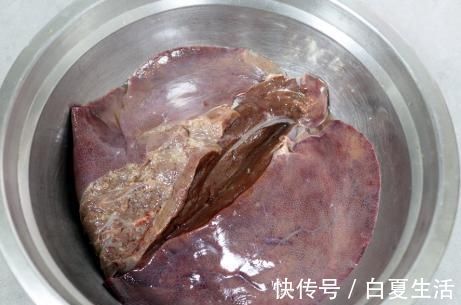猪肝炒洋葱|猪身上最便宜的部位，8块钱一斤，营养高味道佳，常吃对眼睛好