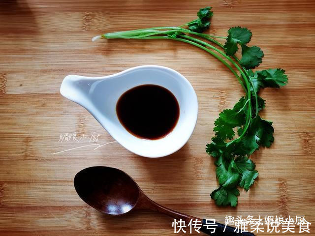 50岁阿姨的一人晚餐,简单一碗饭色香味营养俱全,网友说真会做