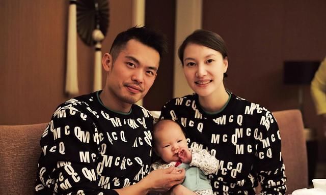 林丹老婆带儿子出游，一身奢侈打扮似贵妇，带40万手表显身家炫富