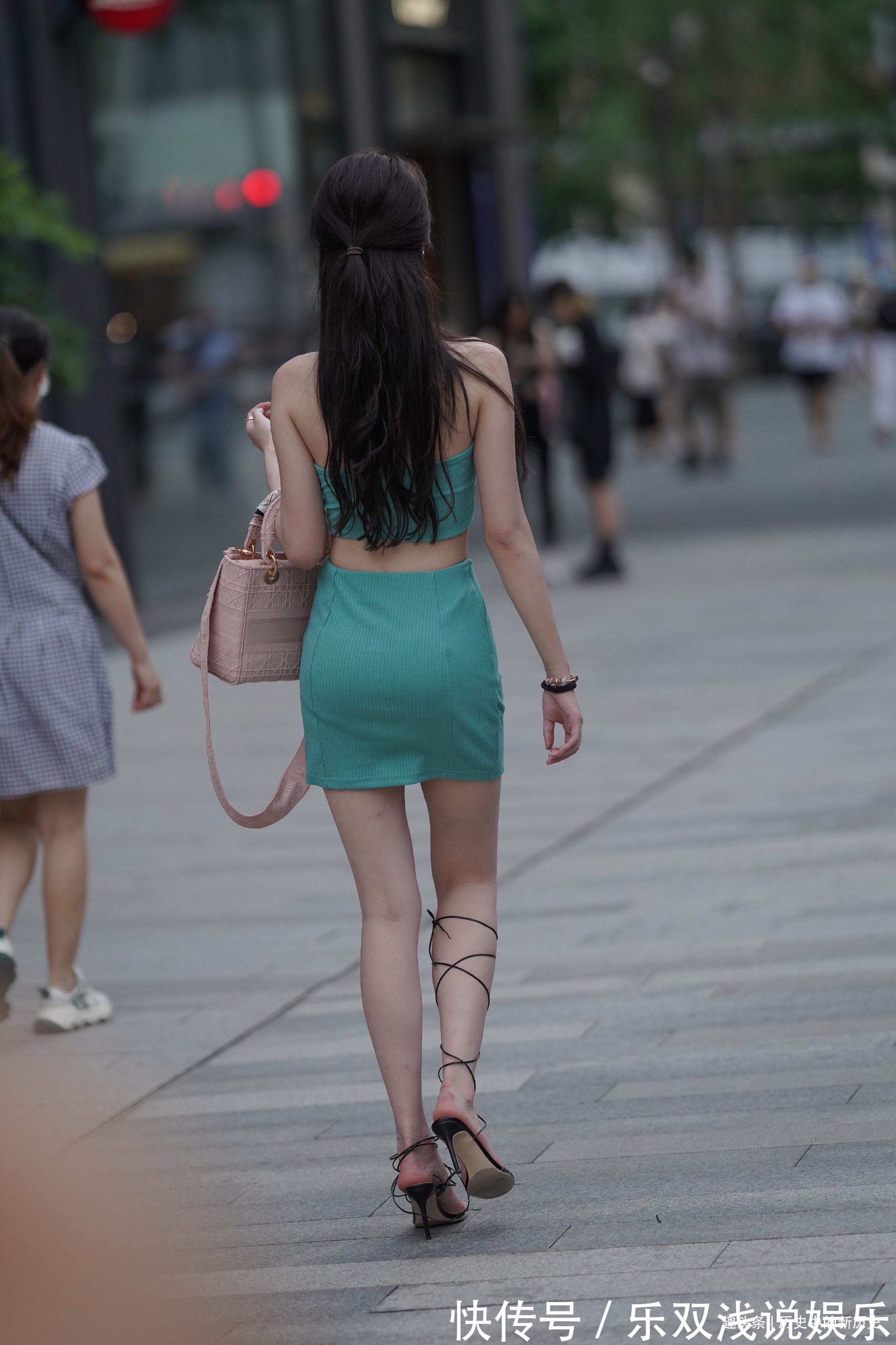 小蛮腰 绿色吊带套装超减龄,搭配绑带高跟鞋,时髦显腿长,妥妥的女神范