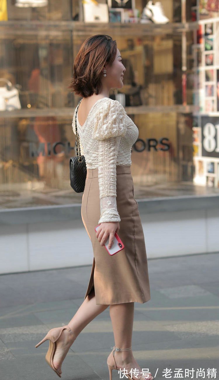 搭配 泡泡袖上衣很容易搭配,无论是裙装还是裤装,都可以轻松胜任