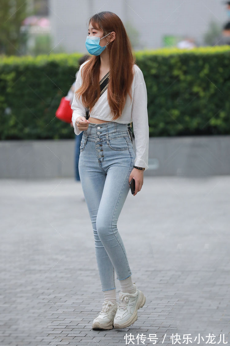 小姐姐|初秋，清新又显高挑的穿搭，短款上衣配高腰牛仔裤