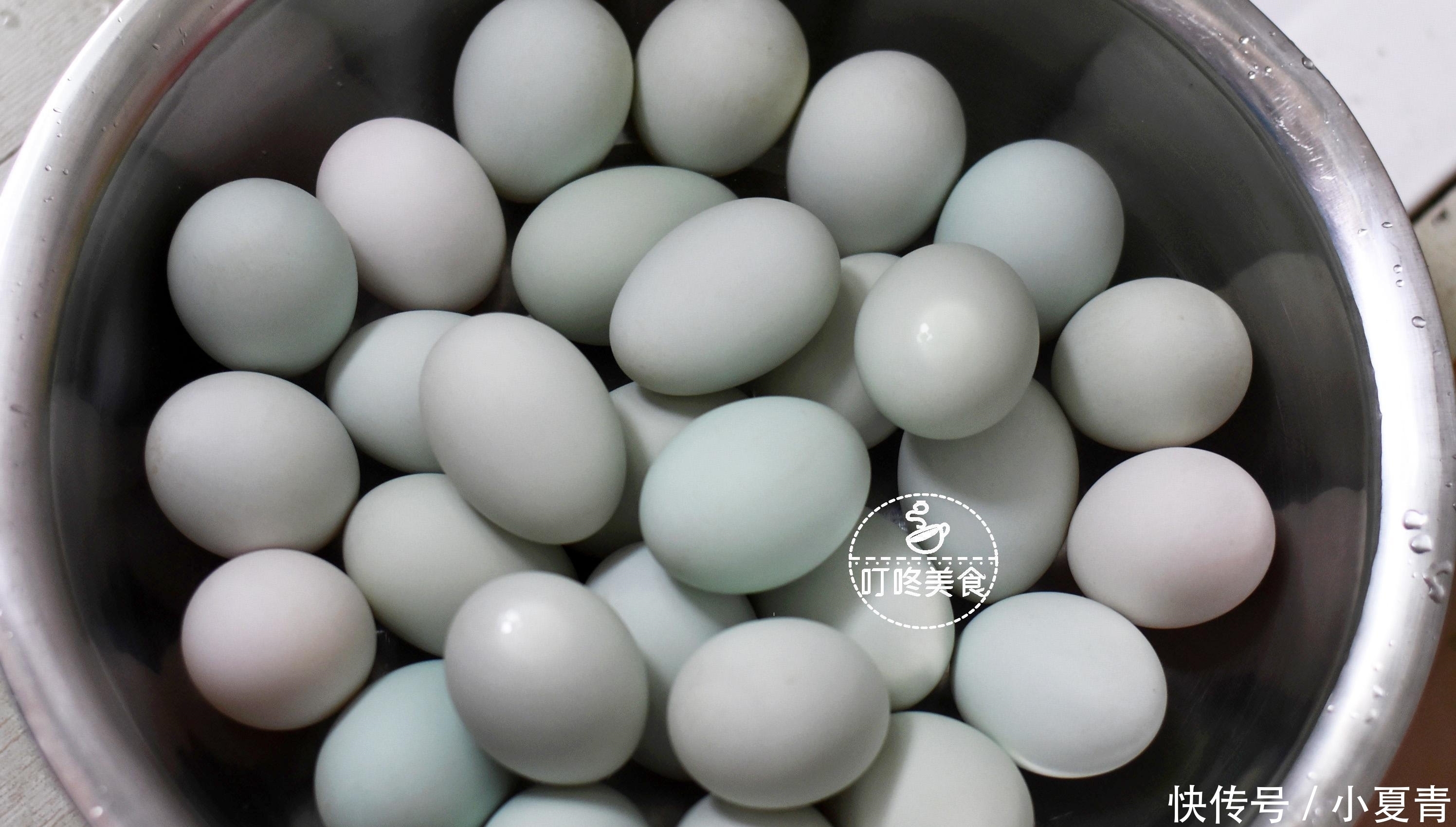 想吃咸鸭蛋不用买,教你腌制特简单,学会此方法,个个起沙又流油