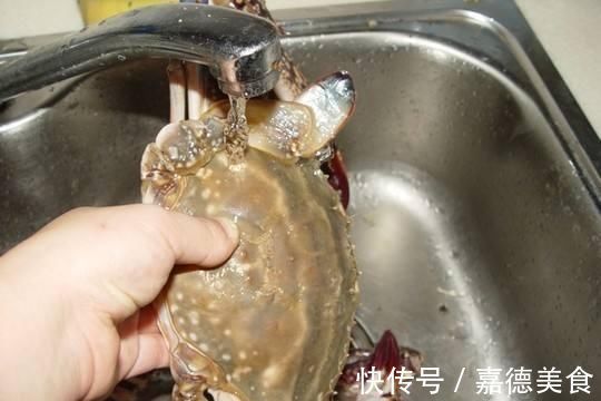 蒸螃蟹时，别傻傻直接下锅蒸，多加这2味，肉质鲜嫩味更香