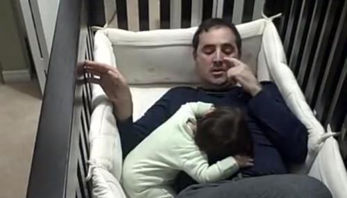 可爱|宝爸哄娃睡觉，没成想被娃“封印”在婴儿床，网友：太可爱了