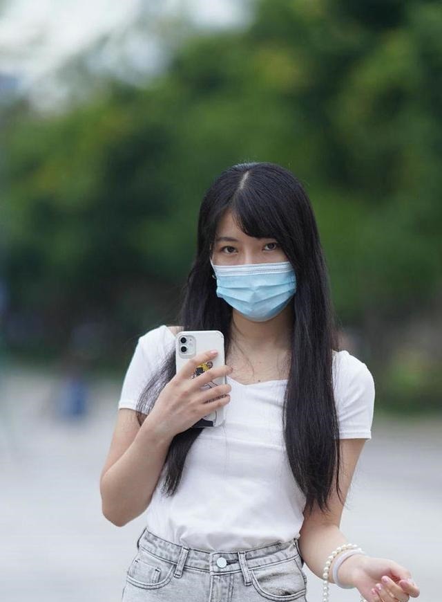 牛仔短裤 时尚牛仔短裤非常高的出镜率,搭配基础款白T恤,清爽效果非常好