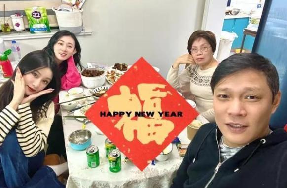范斯晶|52岁范志毅全家福!娇妻36岁,大女儿24岁!小女儿已经加入美国籍