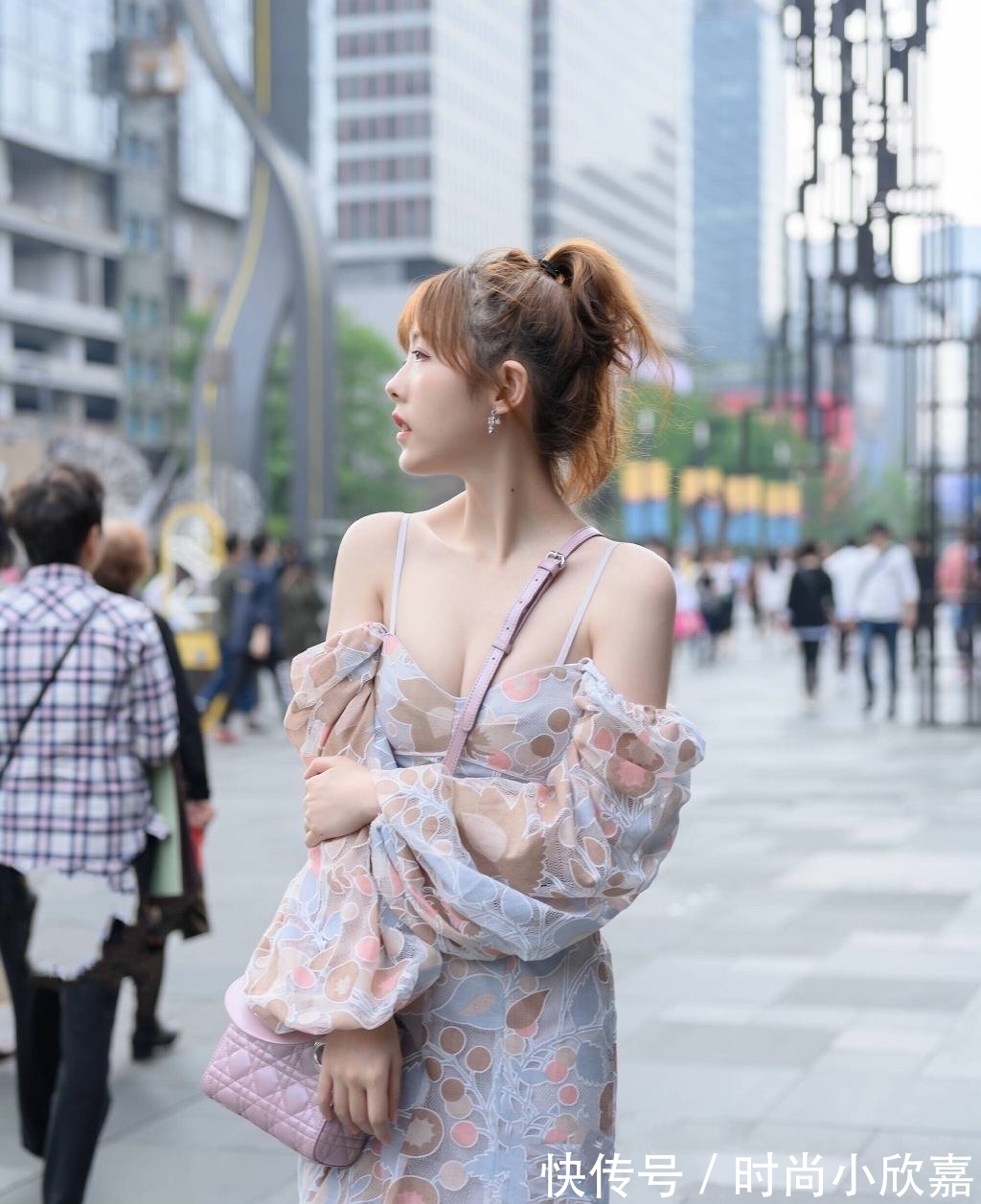 贵妇 贵妇穿衣就是“奢侈”,路边摊买的,上身立马升值百倍