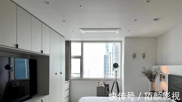 客厅|156㎡把客厅当作中心,简单摆放2件家具,宽敞空旷从孩子需求出发