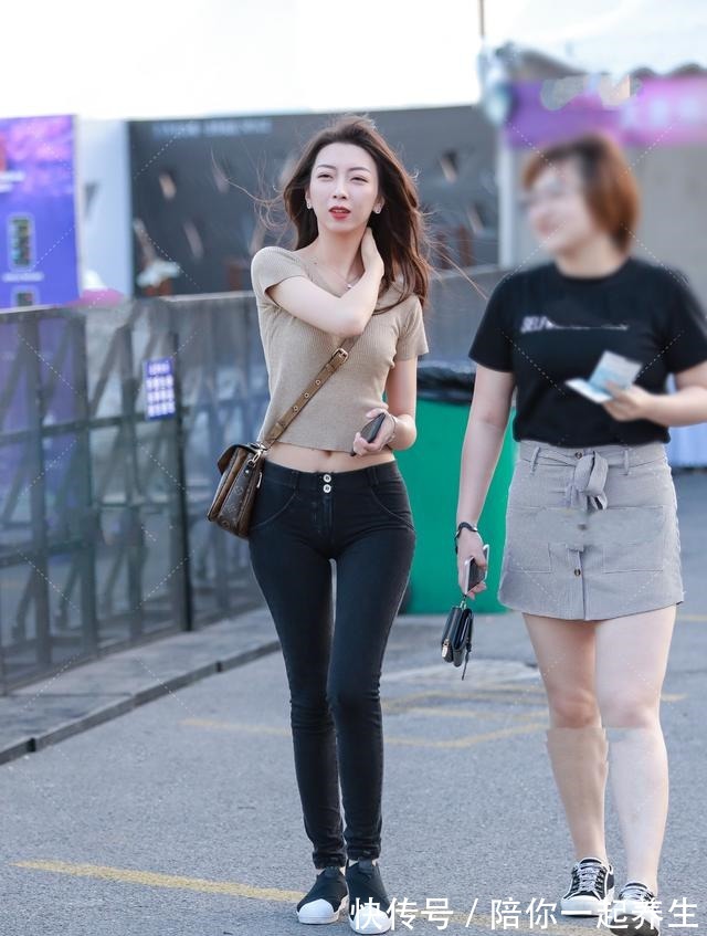 穿搭 棕色宽领短袖短衫搭配棕色斜挎包,让整套穿搭看起来更加和谐美观!