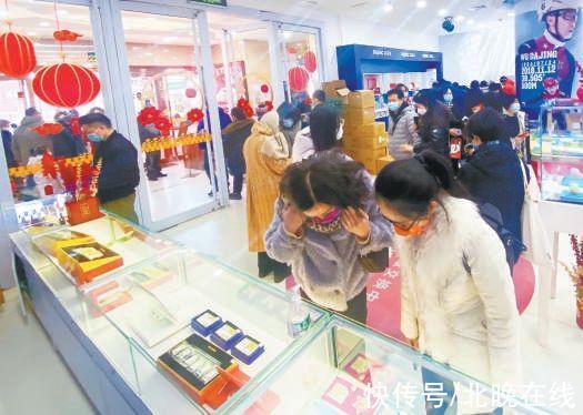 北京中轴线|购买者排队一小时，“冰墩墩”“雪容融”玩具售罄！冬奥特许商品热卖