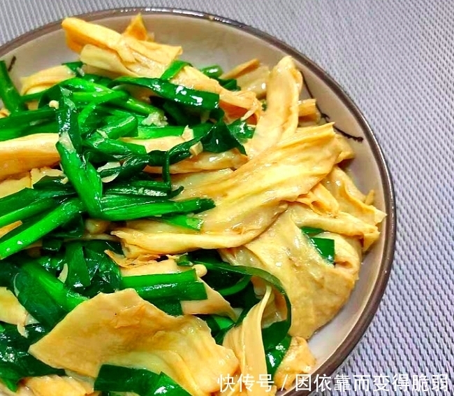 春天这两素菜一起炒,不放肉也很香,大人孩子都喜欢