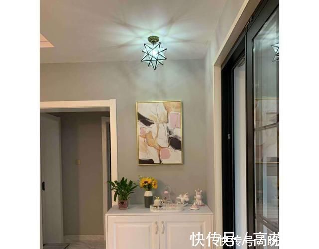 浅灰色|新房入住一个月后,越来越喜欢待在家,电视墙花不到200块太美了