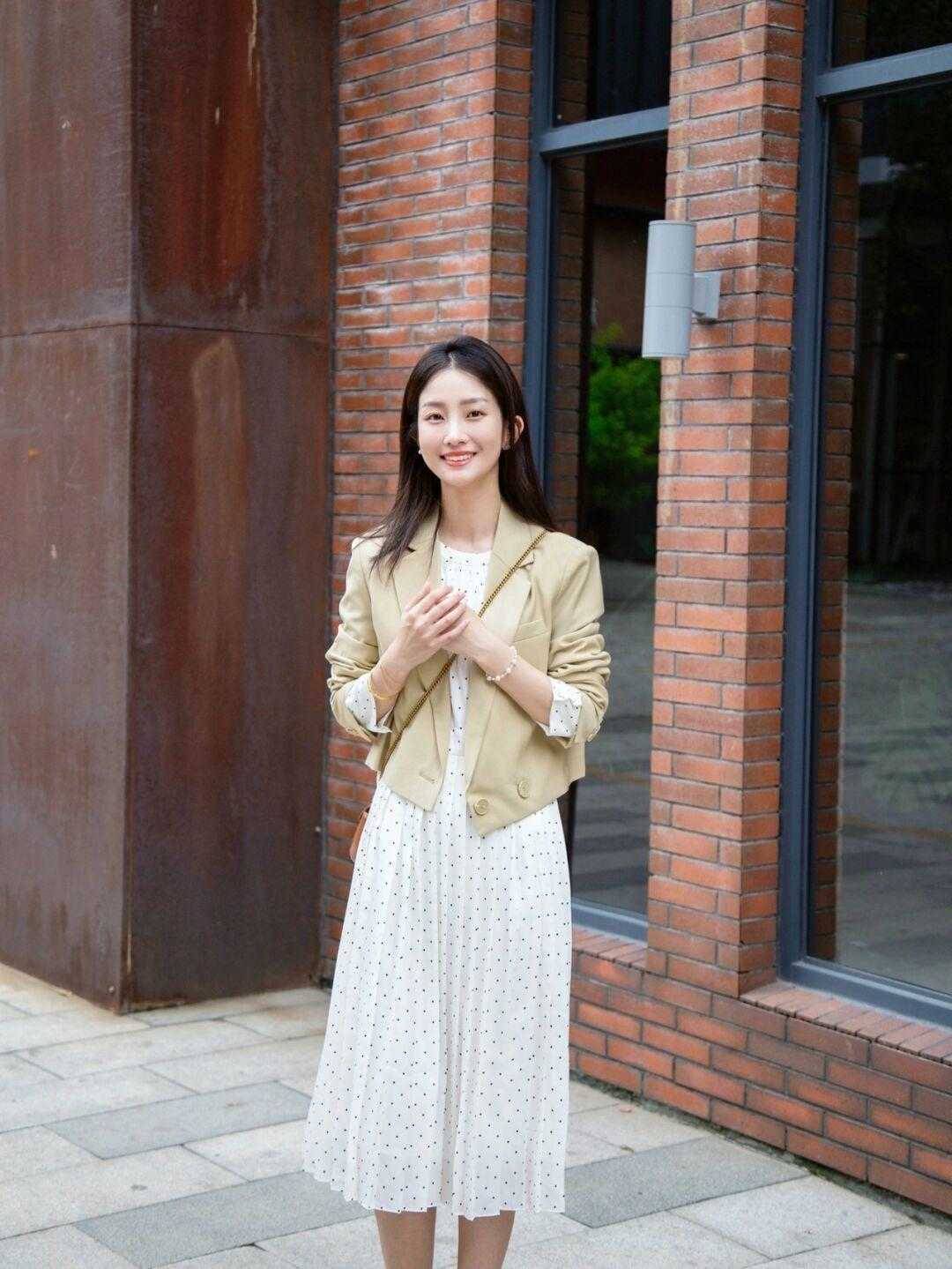 连衣裙|气质女人从不乱穿衣,波点连衣裙搭配西装知性干练,优雅温柔