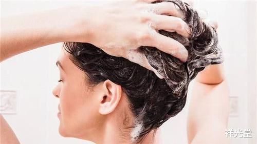 洗头|头没洗两天,指甲缝总能抠出“白泥”,原因简单,很多人容易忽视