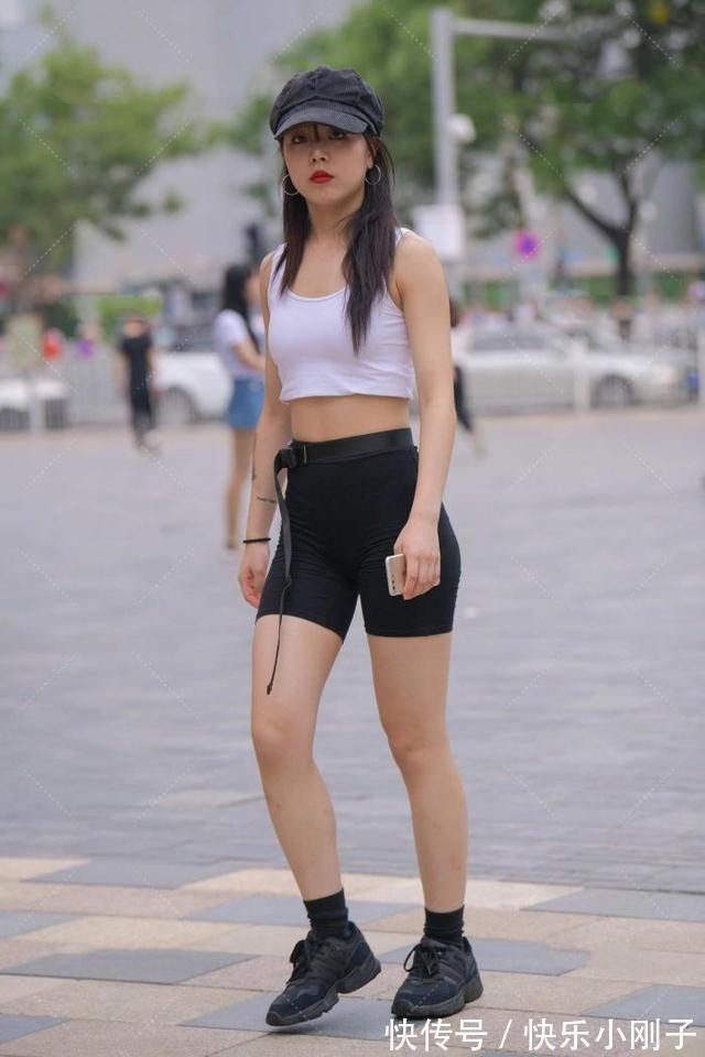 线条感 简朴朴素的穿搭,彰显青春时尚气质