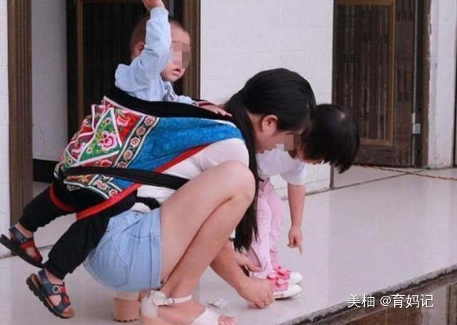 小区|小区遛娃，46岁妈妈遇到46岁奶奶，年龄相同差距却不止一点点