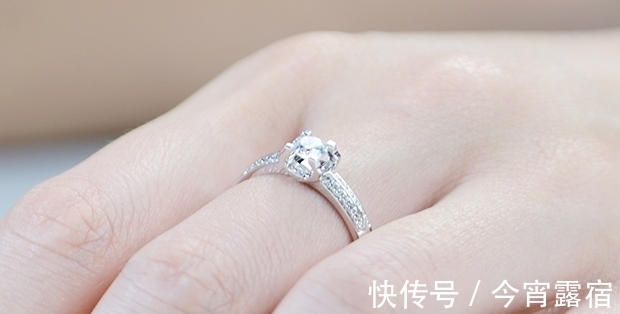 订婚戒指 订婚戒指戴哪个手指,看看你戴对了吗,戴错会被笑话哦