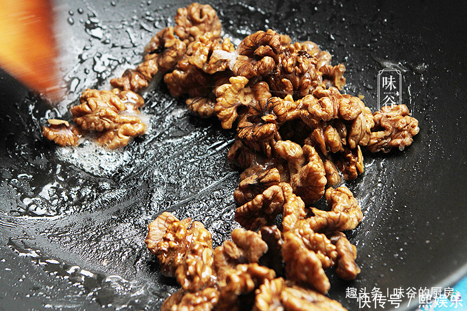 新年将至,教你一道核桃做的小零食,香甜脆口,多少都不够吃