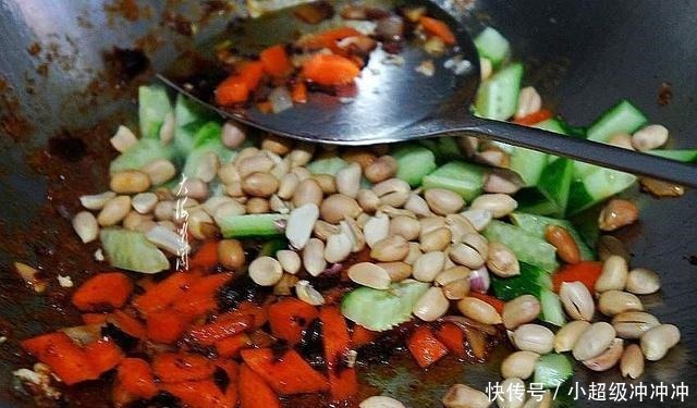 鸡胸肉最下饭的做法,我家隔三差五做一次,老人孩子都爱吃