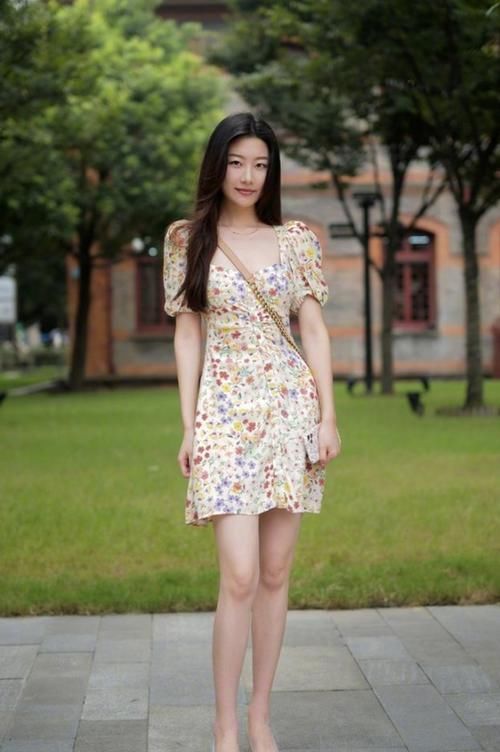  阔腿|街拍，简洁的小背心搭配舒适的阔腿裤，非常凉爽