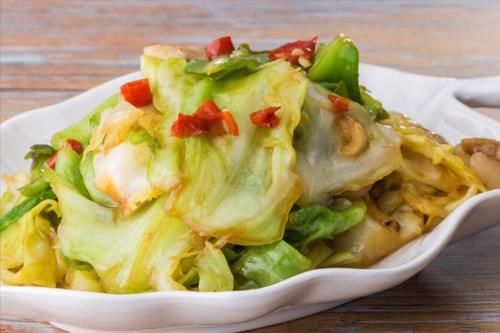 老厨子|做手撕包菜，味道要想正宗，焯水过油都不行，老厨子教你多做1步