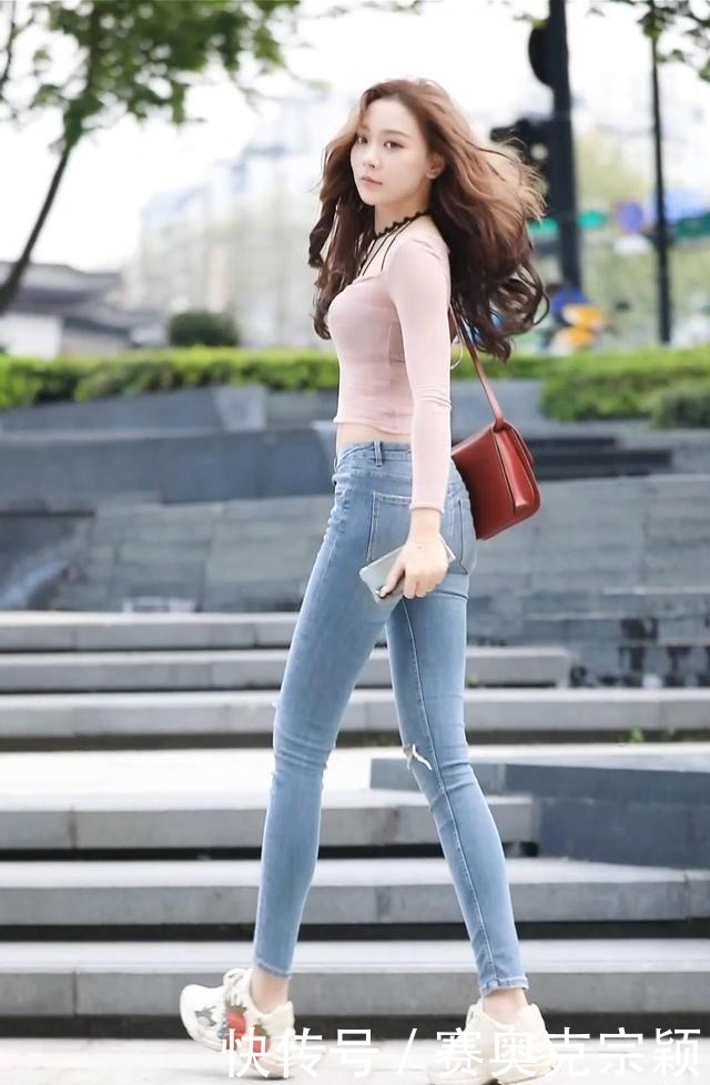 粉色|粉色修身上衣搭配破洞牛仔裤,青春活力,气质迷人