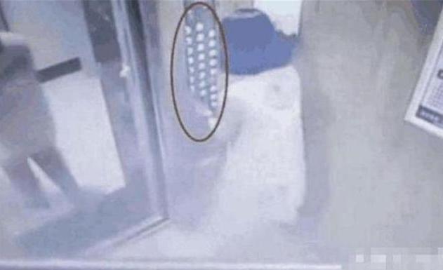 虎妈猫爸|20岁女孩电梯里“做这事”被曝光,父母没脸见人,网友:真不要脸