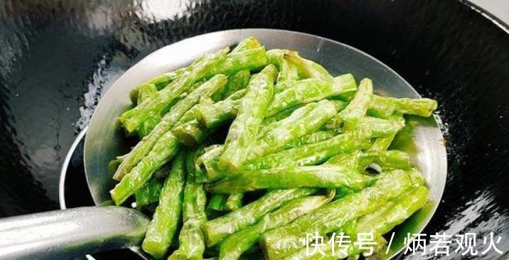 炒豇豆,不要焯水或者过油,炒前加1步,出锅又翠绿又脆嫩入味