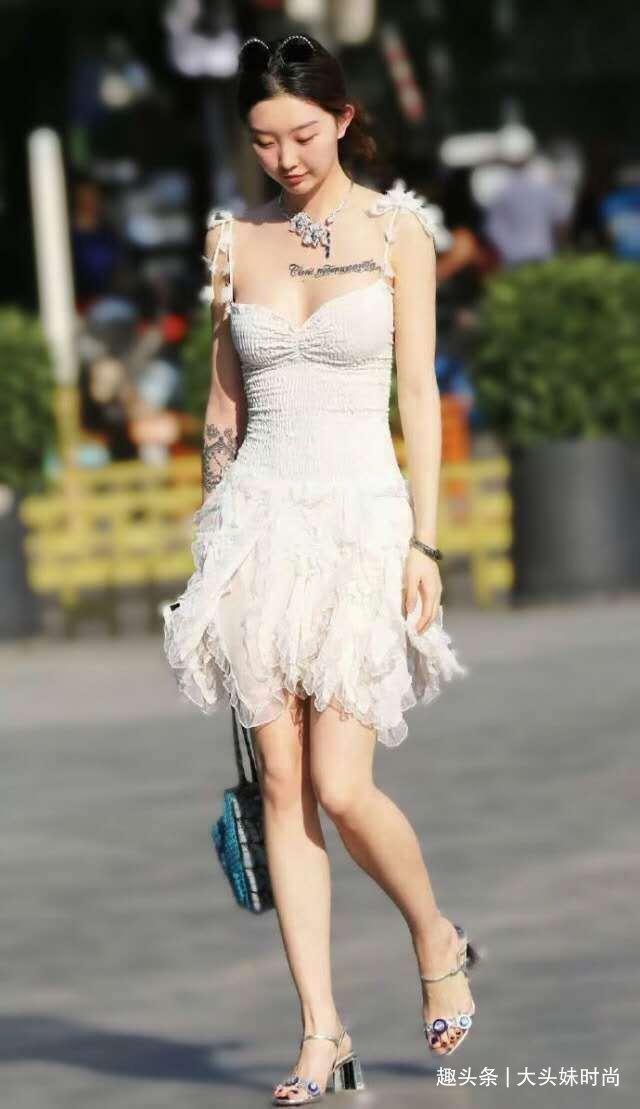 整体感 白色修身连衣裙搭配高跟鞋，约会就这么穿，人间小天使就是你