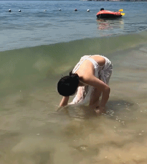 |搞笑GIF趣图:他爸打他三天三夜都舍不得休息吧?