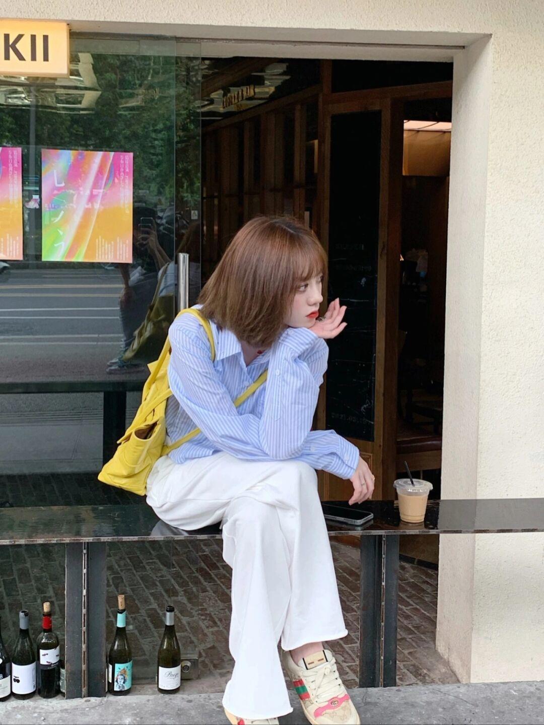 穿搭 秋冬,一件条纹衬衫让你美出新高度,搭配白色直筒裤,高级又洋气