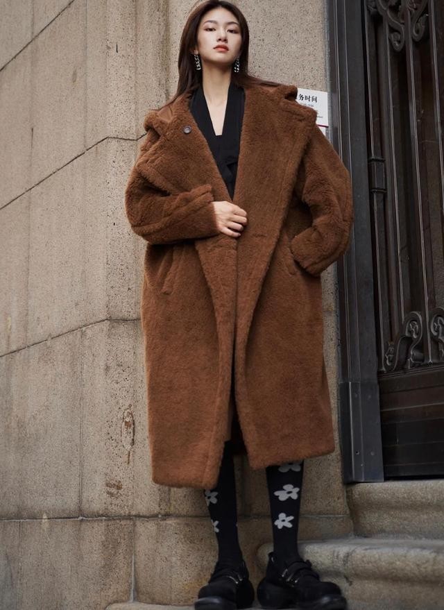搭配|还在穿羽绒服?试试时髦的“泰迪”大衣,好看还具有年代感