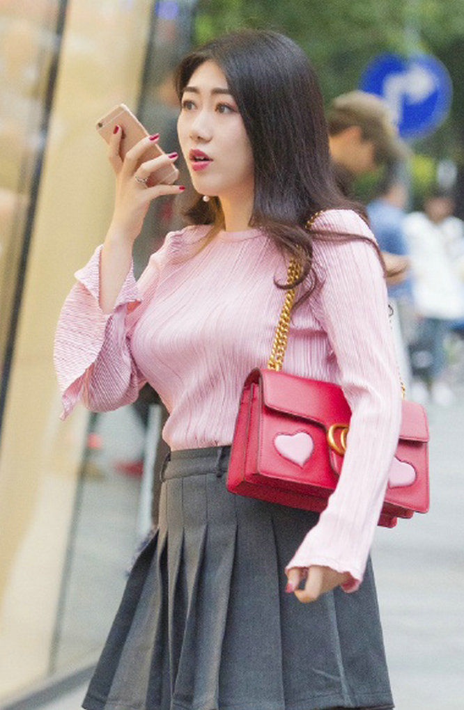 小姐姐|粉色雪纺衫搭灰色百褶裙,能够充分彰显出典雅气质与穿搭品味