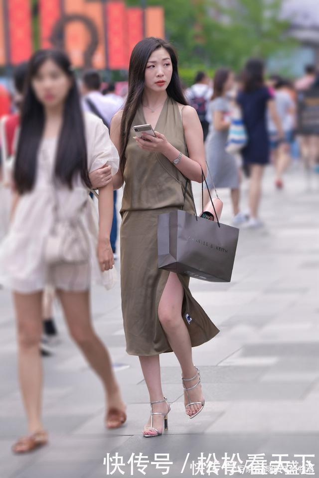 穿搭|气质女生真会穿,选择款式雅致的挂脖长裙,让造型更显大方靓丽