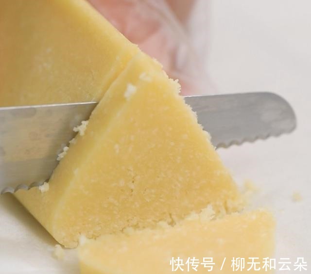 三角酥这小零食简单好做，好吃到没道理，酥到没话说，一盘不够吃！