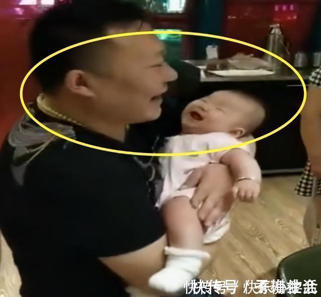 宝宝|宝宝出生,爸爸和舅舅抢着抱,笑不拢嘴的样子,引网友哈哈大笑