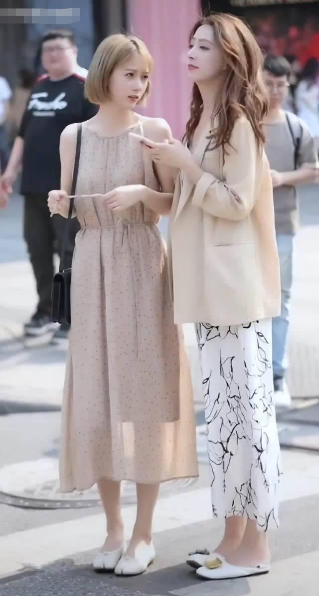 肩膀|闺蜜街拍两人都穿仙女裙,右边因穿了件外套,输给了左边