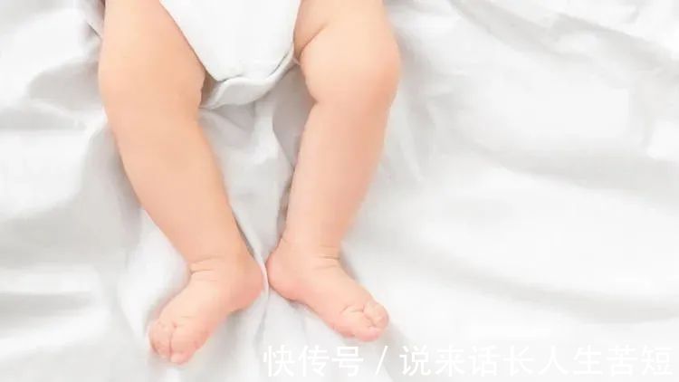 脊柱|4个错误做法,可能让宝宝骨骼“发育畸形”,很多人被蒙在鼓里