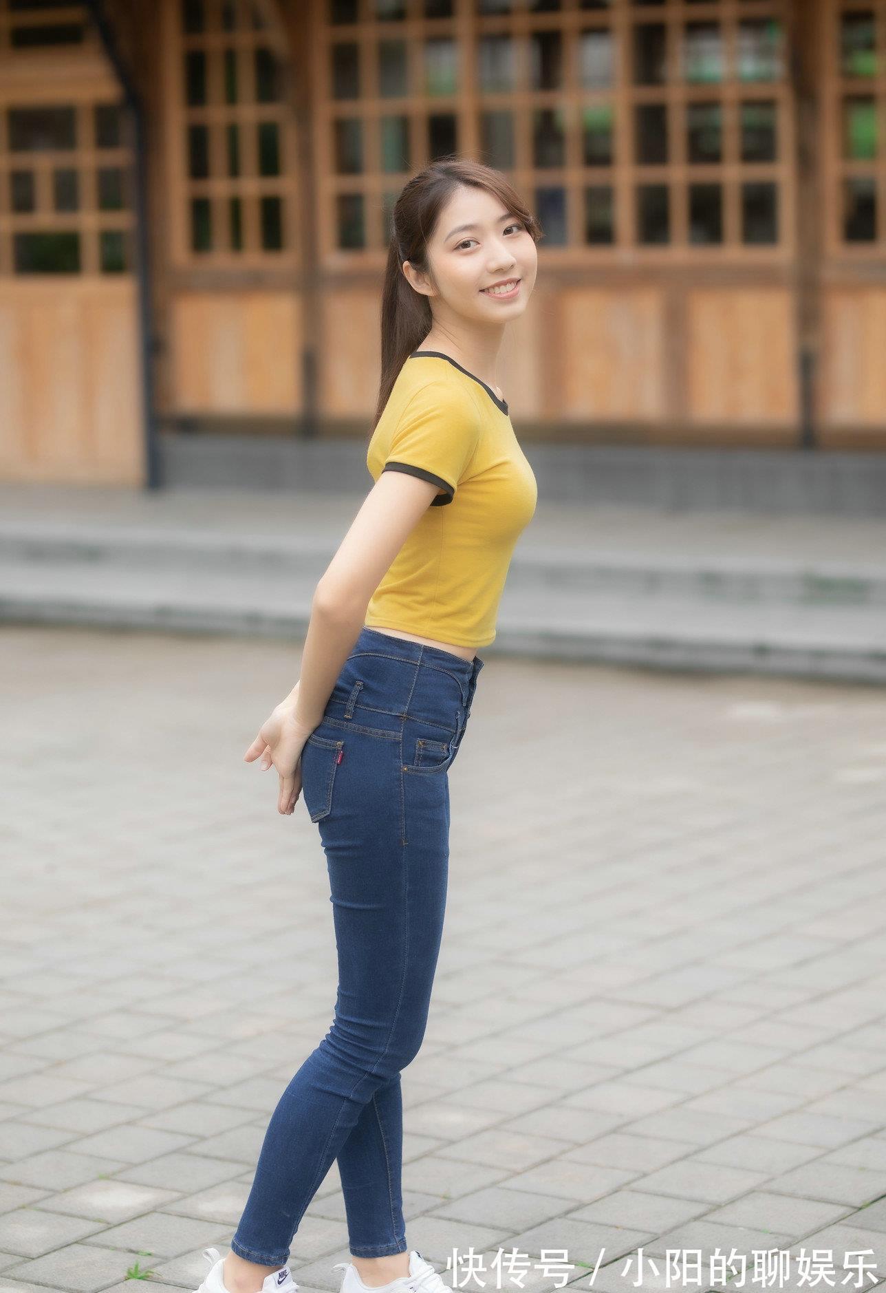 干净利落|牛仔裤上搭黄色的短袖T恤,整体的搭配干净利落,看起来很时髦