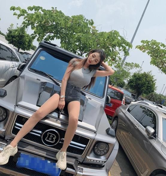 潮流清纯美女小姐姐,妩媚洒脱,超甜美