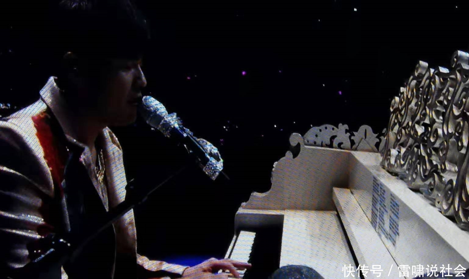 李若彤回应吐槽大会提词器争议,强调为保录制顺利,嘉宾反应真实